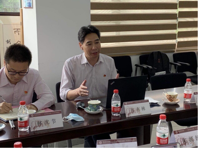 文法学院党总支书记、院长方有林点评指导