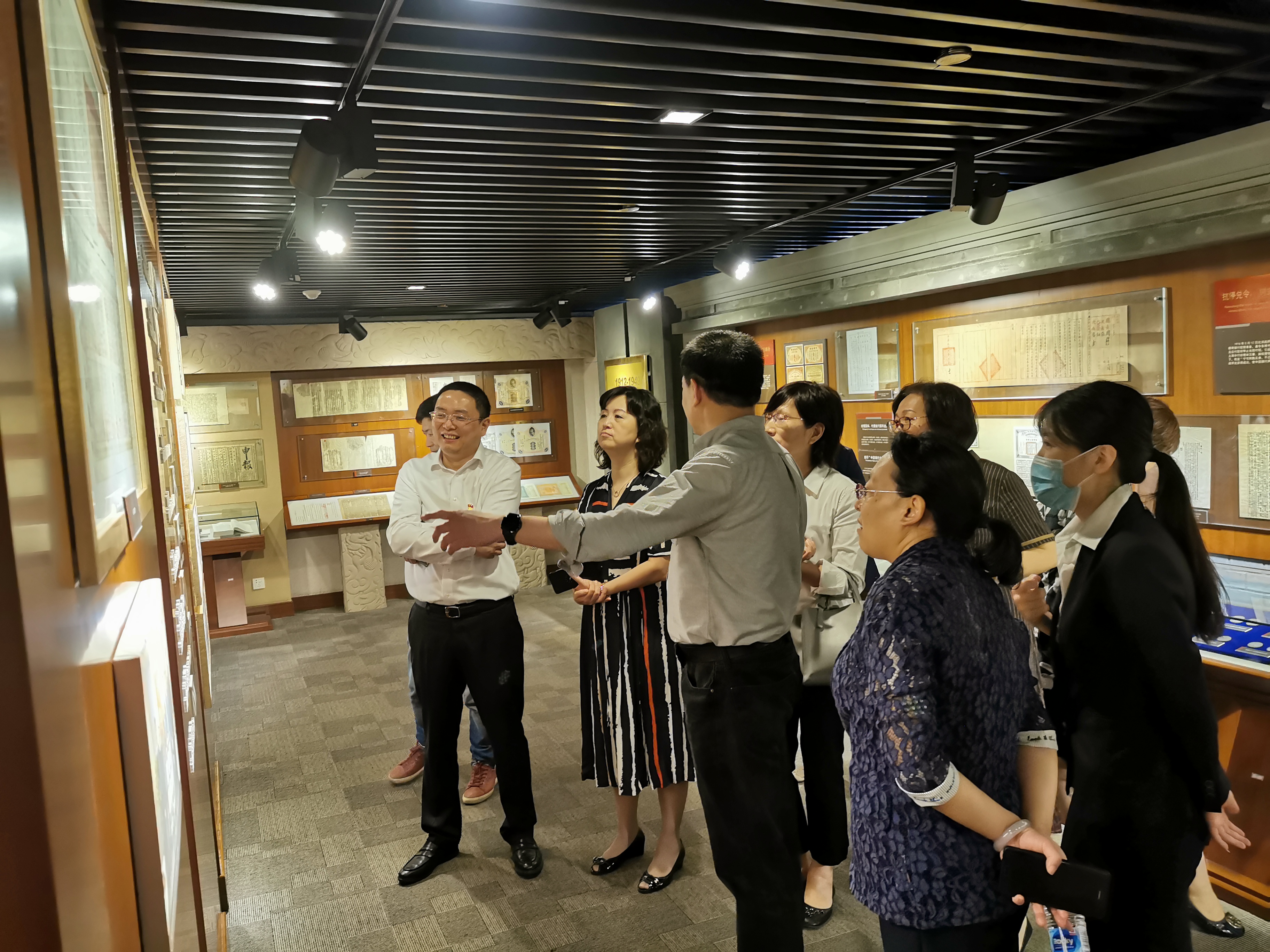 图为在中国银行行史陈列馆内交流 图为在中国银行行史陈列馆内交流