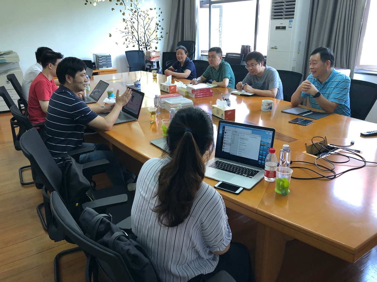 两校人员交流探讨 两校人员交流探讨