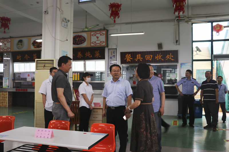 图为督导组现场检查 图为督导组现场检查