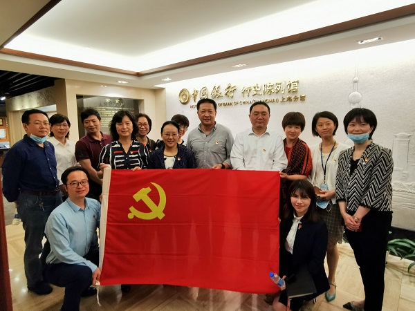 图为双方在中国银行行史陈列馆内合影 图为双方在中国银行行史陈列馆内合影