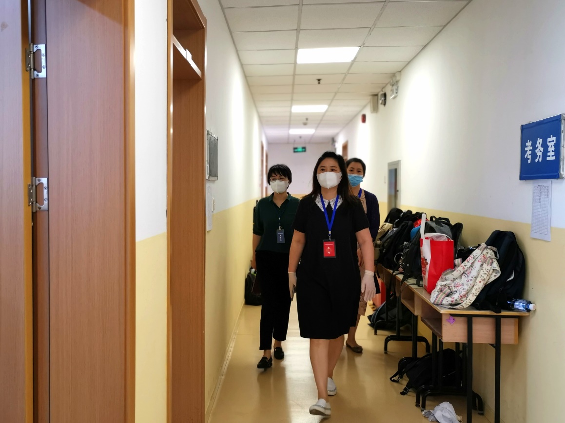 学校党委副书记、副校长翁德玮巡视考场并检查各环节防疫工作到位情况。