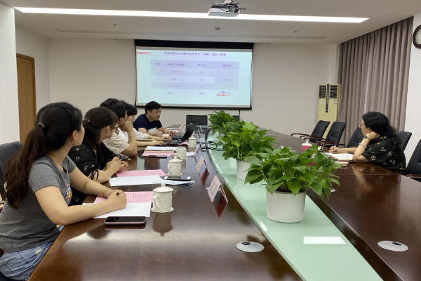 劳书记调研文法学院就业创业工作现场