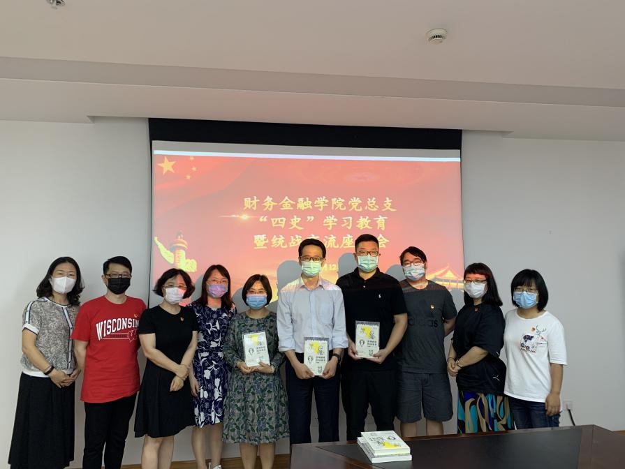 图为与会人员合影