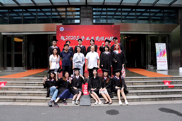 毕业生与老师合影留念