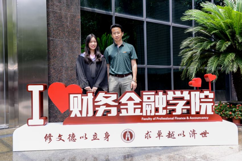 图为2020届师生合影