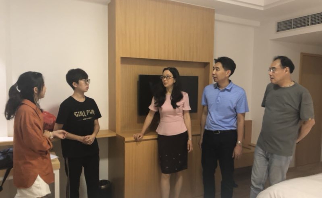 刘雨琪、周欣怡、任宇捷团队近年连续参加“数模国赛”，图为参赛期间的慰问现场