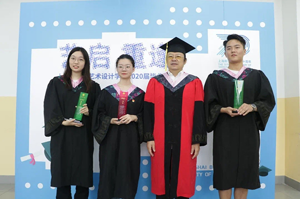 院长彭才年为14位毕业达人颁发奖杯