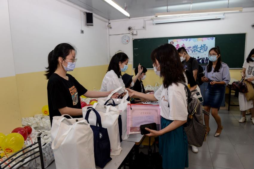 （图为2020届毕业生领取防疫物资）