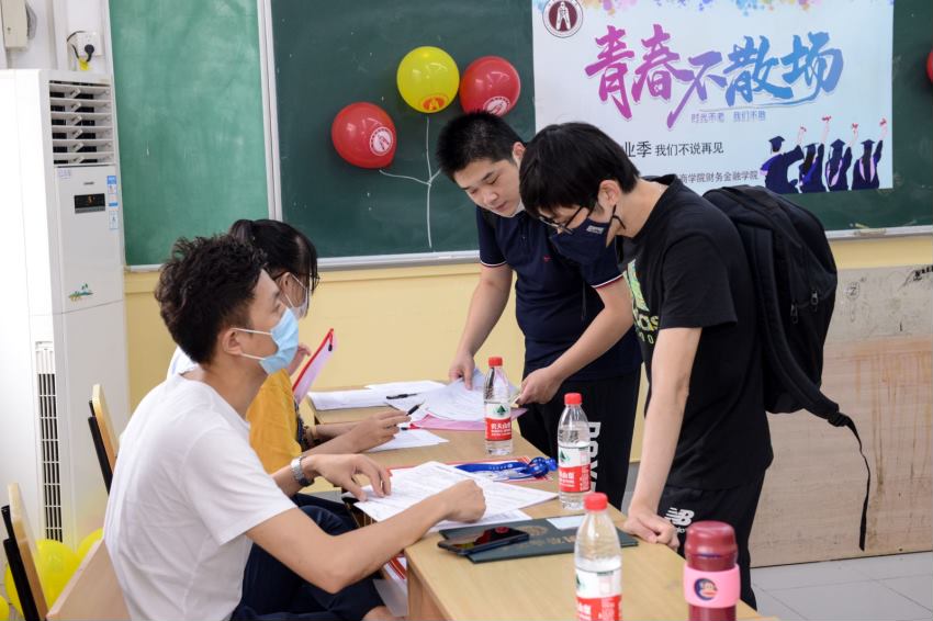 图为2020届毕业生办理离校手续