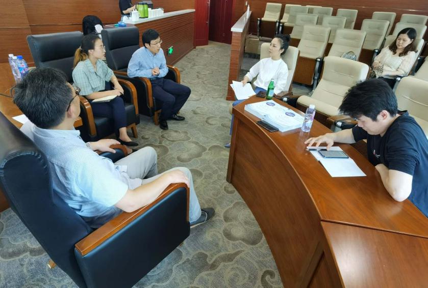 (图为:院区陈文珊主任与专家、师生团队讨论参赛方案) (图为:院区陈文珊主任与专家、师生团队讨论参赛方案)