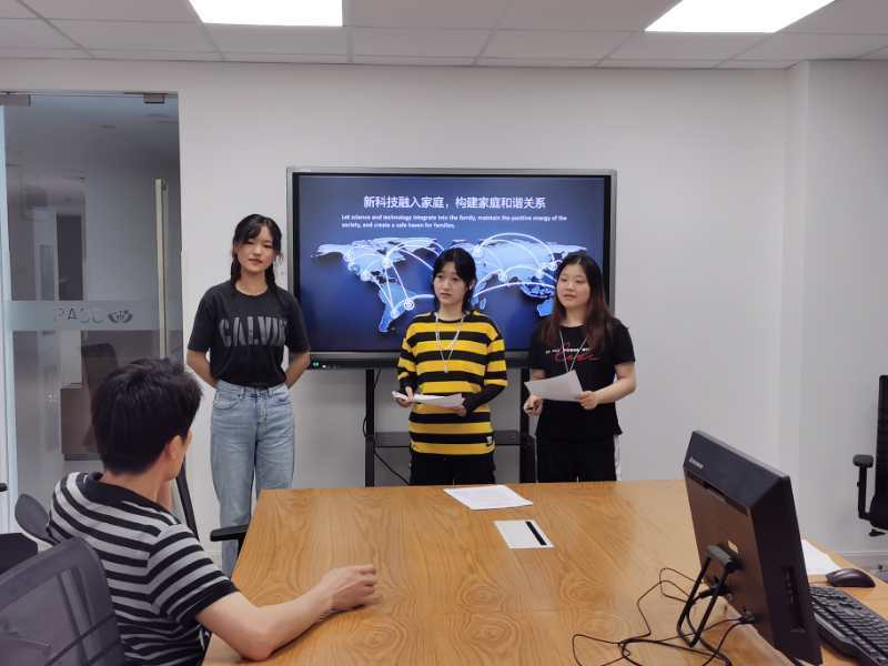 (图为:“U+盒子(贝思系统)”项目师生团队在训练) (图为:“U+盒子(贝思系统)”项目师生团队在训练)