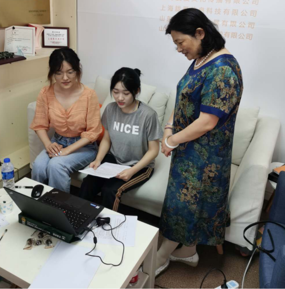 (图为:高等 技术学院院长陈敏老师在指导学生) (图为:高等 技术学院院长陈敏老师在指导学生)