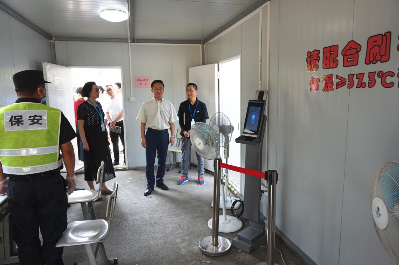 图为沈大明书记检查开学准备工作 图为沈大明书记检查开学准备工作