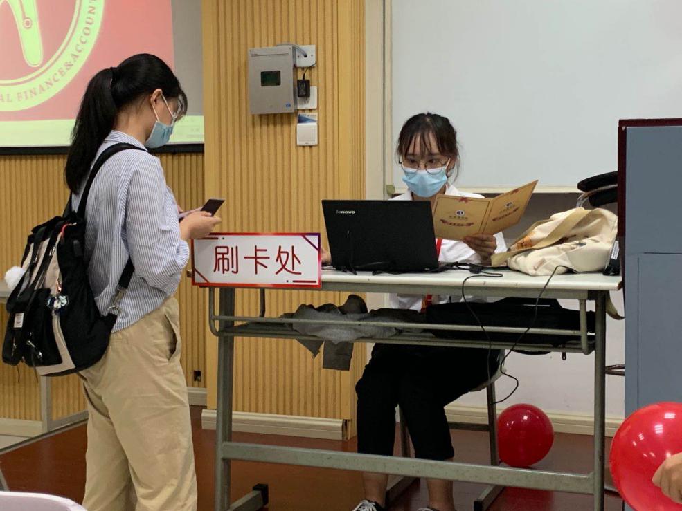 图为新生进校身份验证 图为新生进校身份验证