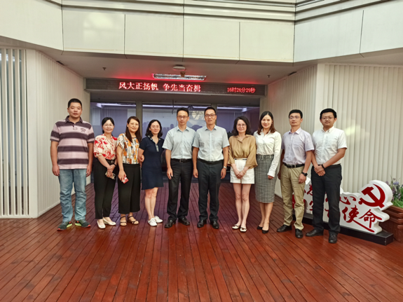 图为与会人员合影