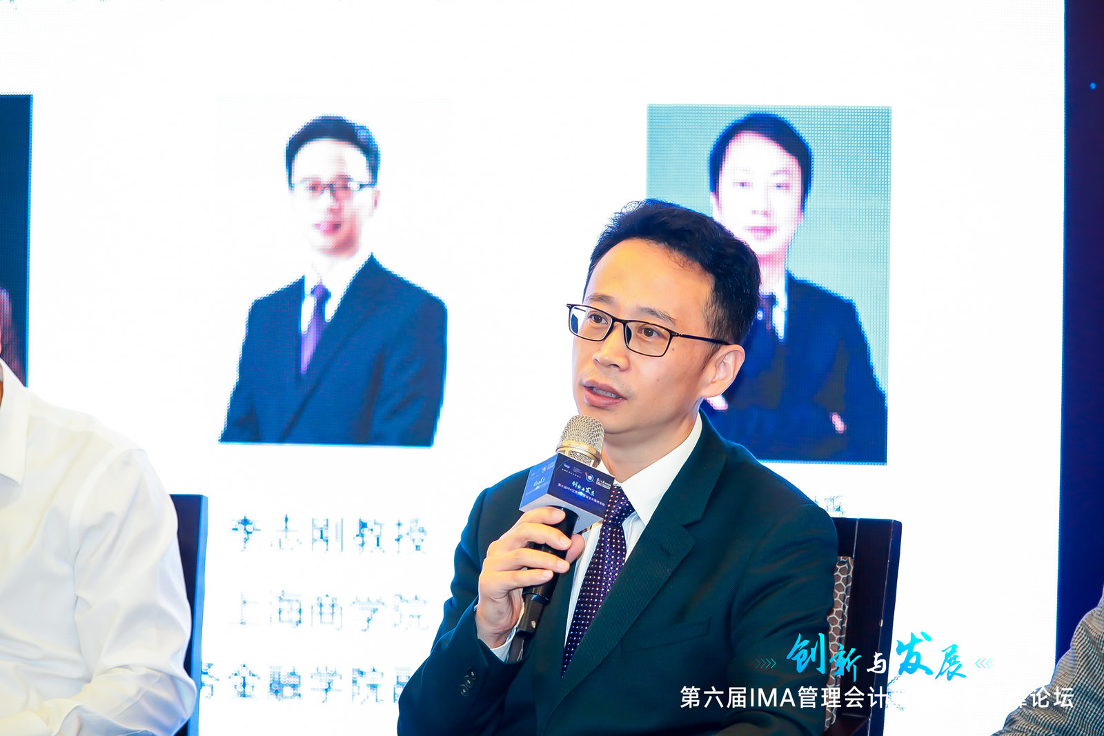 图为我校财务金融学院常务副院长李志刚在论坛上发言 图为我校财务金融学院常务副院长李志刚在论坛上发言