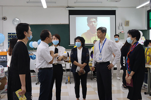 图为校领导到艺术设计学院迎新现场指导工作