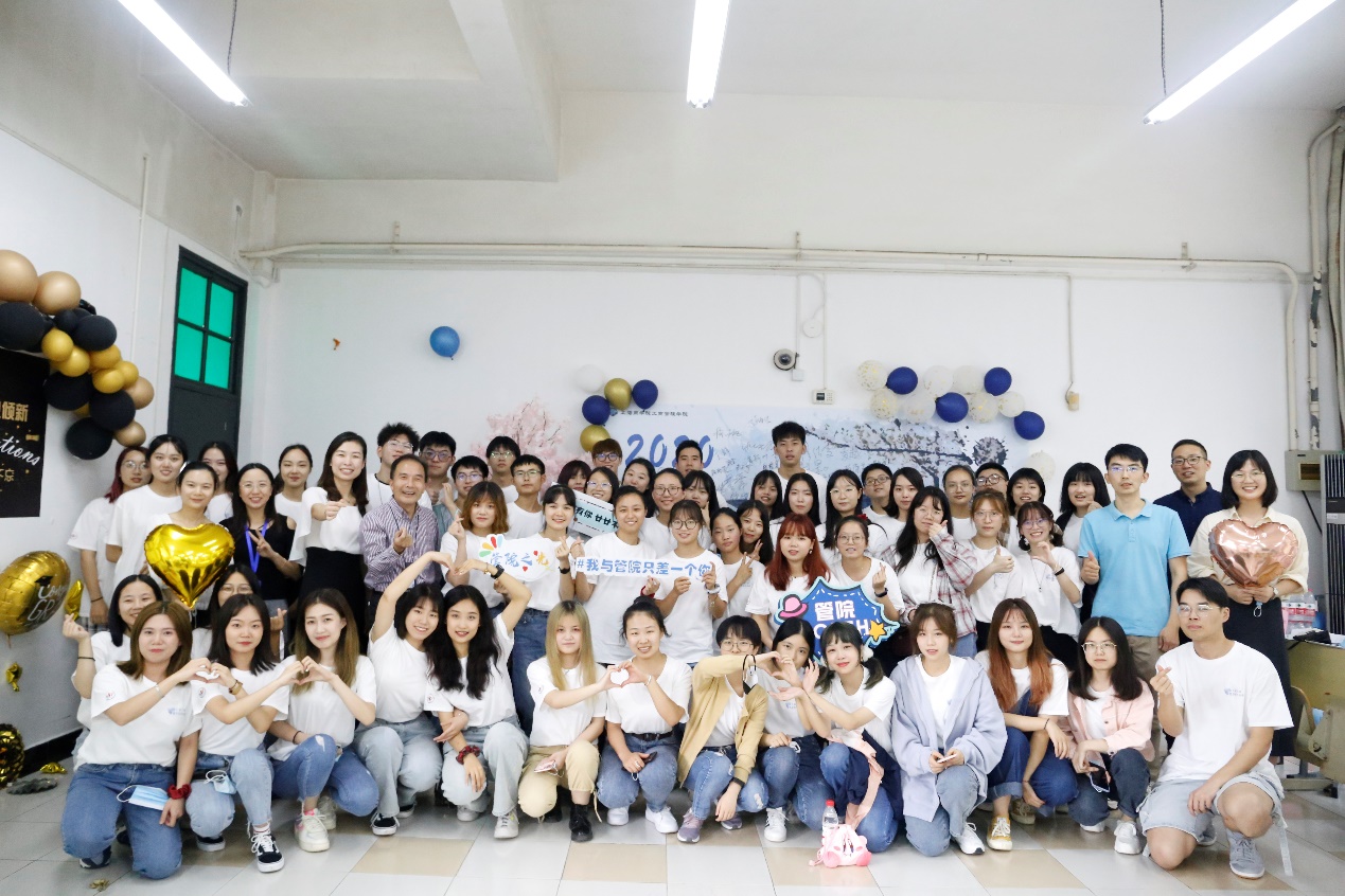 图为管院迎新学长合照