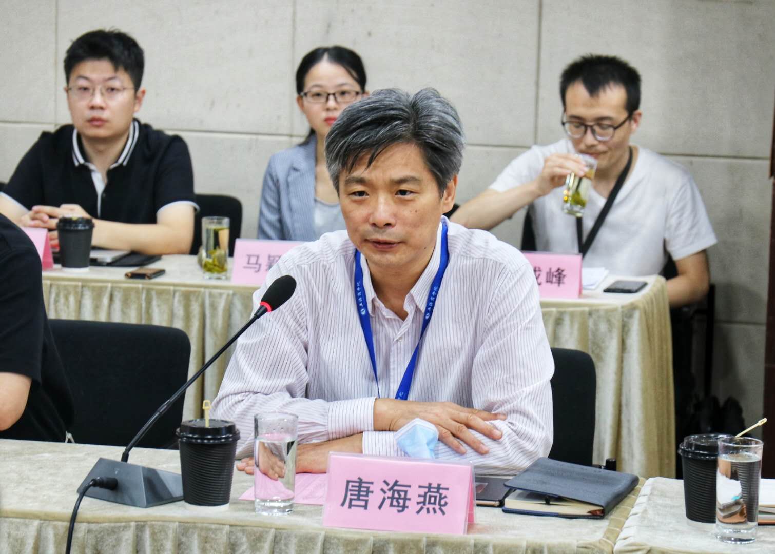 图为唐海燕校长在新进教师座谈会上交流讲话 图为唐海燕校长在新进教师座谈会上交流讲话