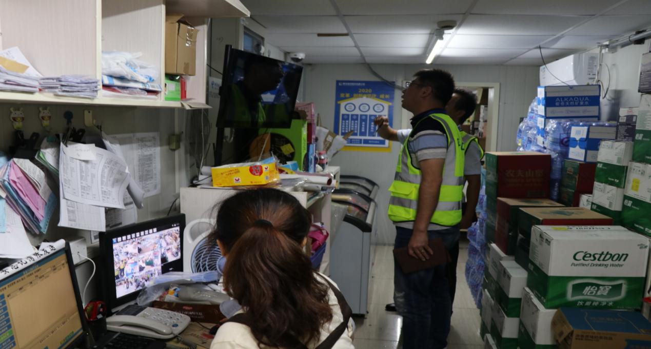 图为检查组现场检查 图为检查组现场检查