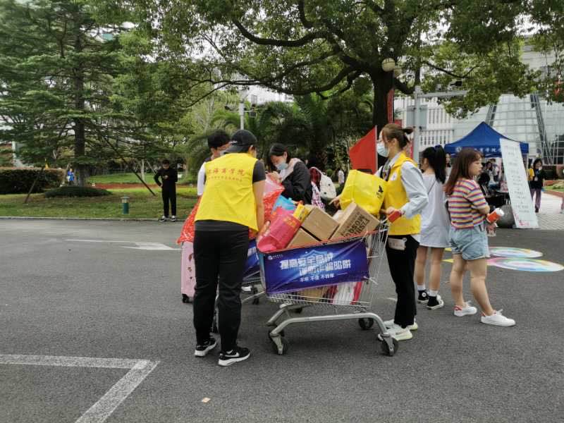 图为财金学院学长帮新生运送行李等 图为财金学院学长帮新生运送行李等