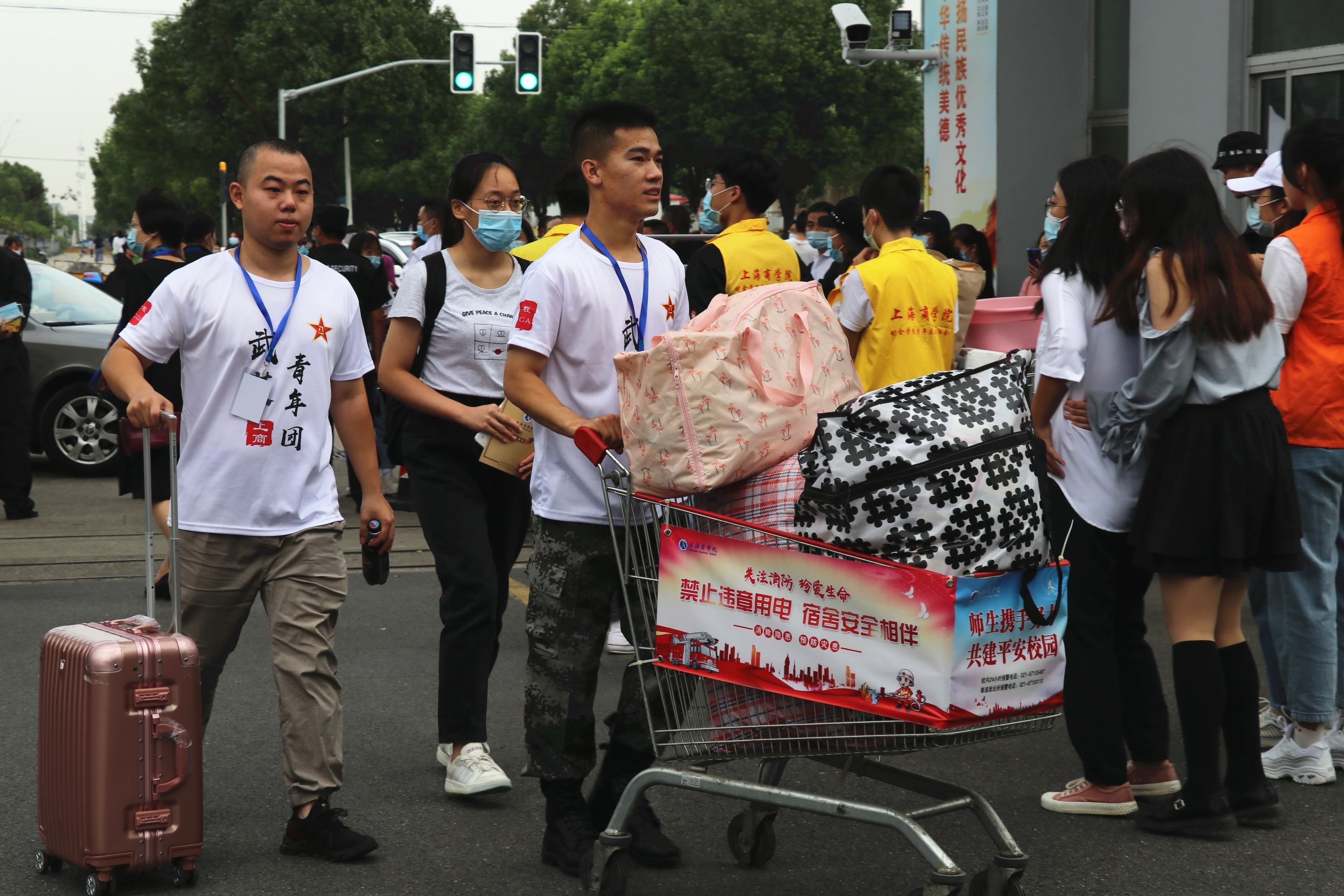 图为学长提供志愿服务