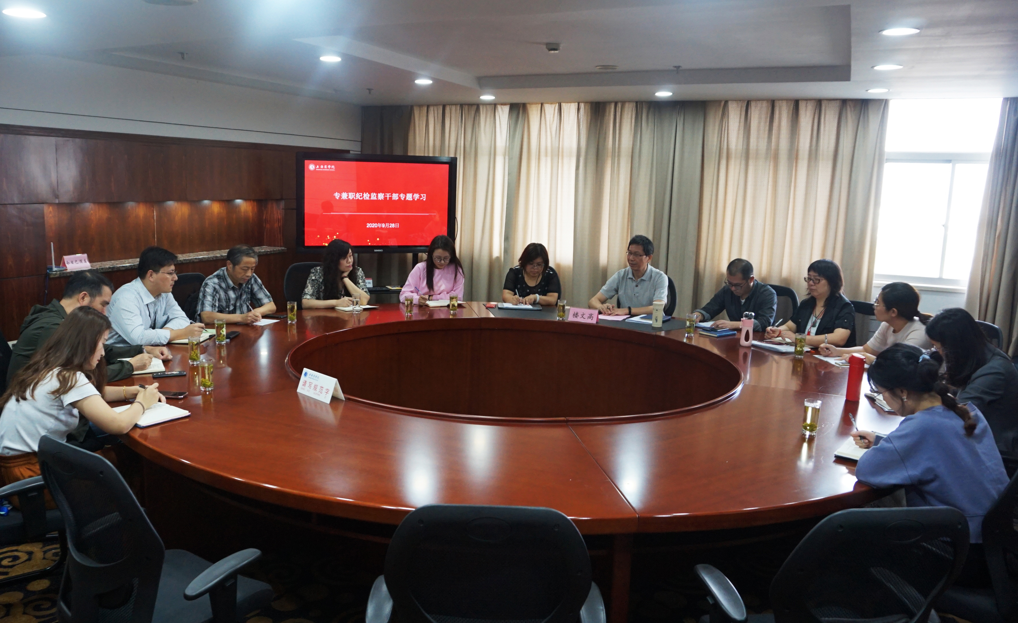 图为专题学习现场 图为专题学习现场