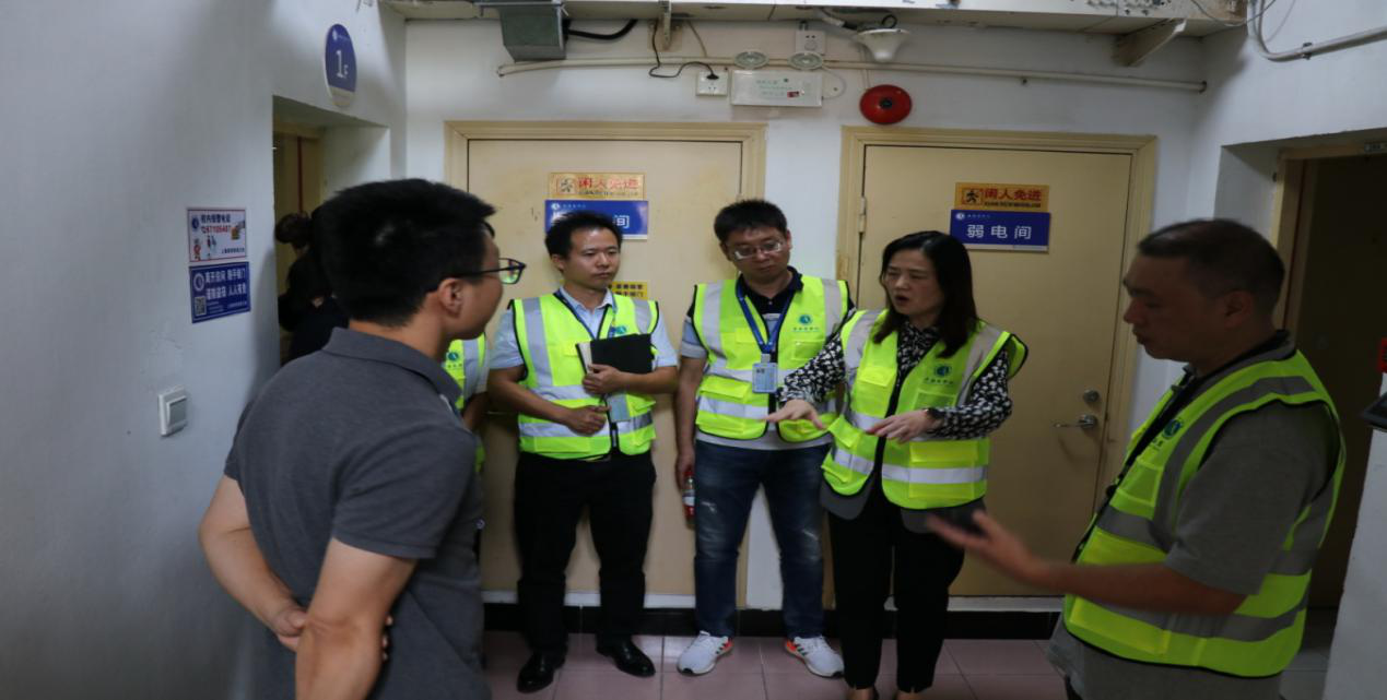 图为校领导在现场指导安全工作 图为校领导在现场指导安全工作