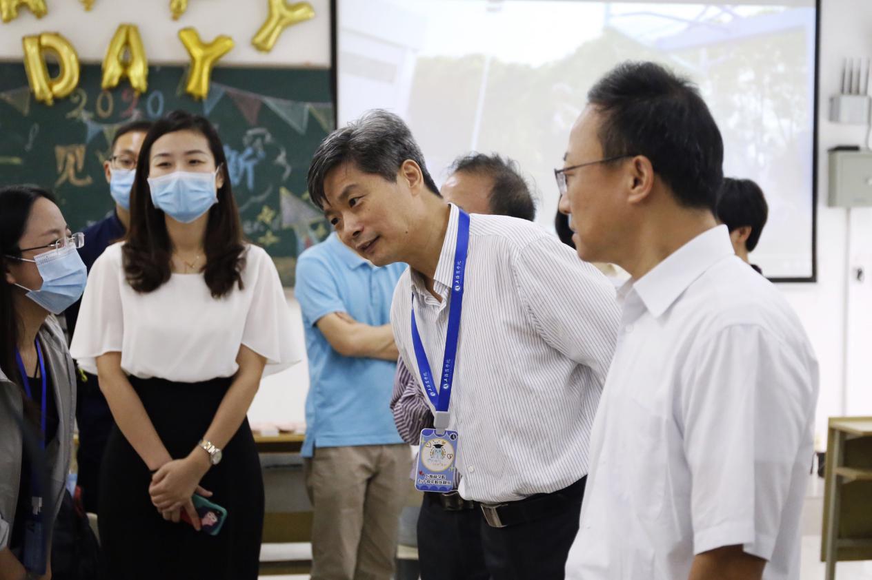 图为校领导指导管院迎新工作现场