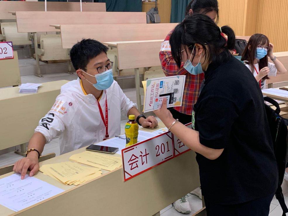 图为会计学20级新生报到咨询 图为会计学20级新生报到咨询
