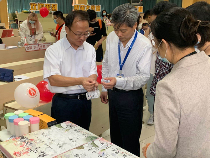 图为沈大明书记、唐海燕校长查看“九守盲盒”抽奖活动 图为沈大明书记、唐海燕校长查看“九守盲盒”抽奖活动