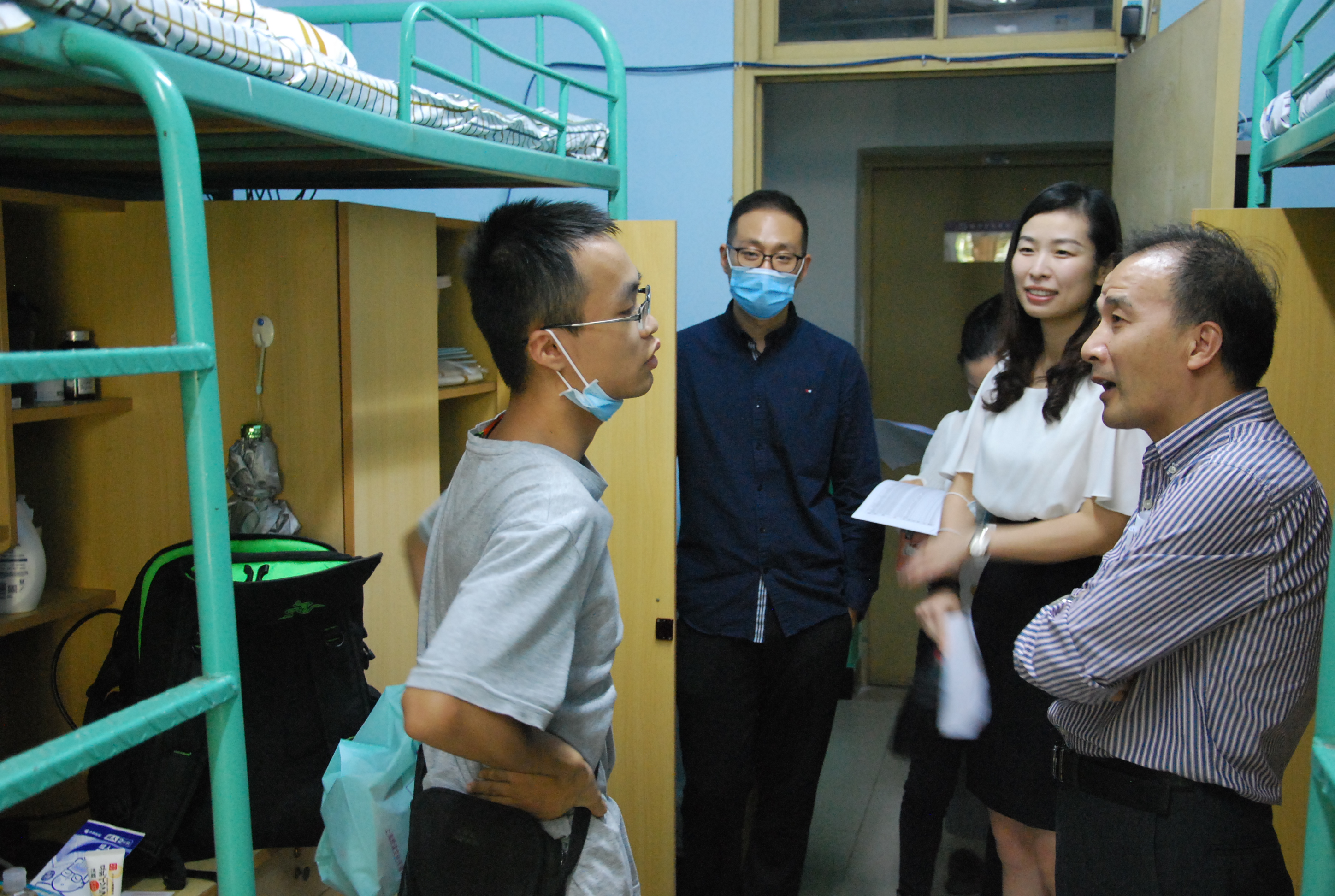 图为工商管理学院领导新生宿舍慰问