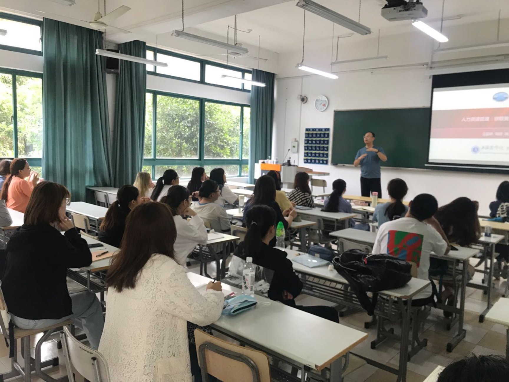 图为课堂现场 图为课堂现场