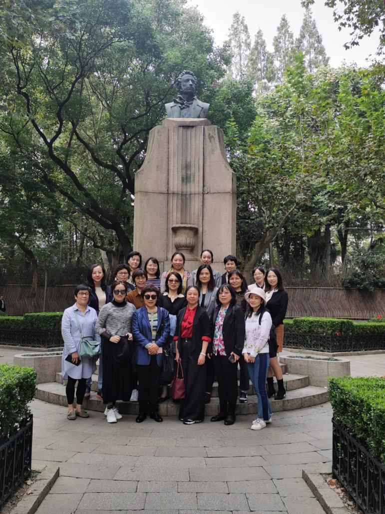 女教授、女干部在普希金像前合影留念 女教授、女干部在普希金像前合影留念