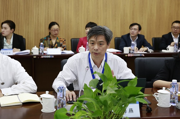 图为校长唐海燕汇报学校的愿景与战略举措、深化改革与重点突破的工作 图为校长唐海燕汇报学校的愿景与战略举措、深化改革与重点突破的工作