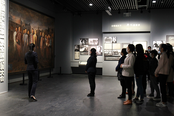 图为全体党员参观龙华烈士纪念馆 图为全体党员参观龙华烈士纪念馆