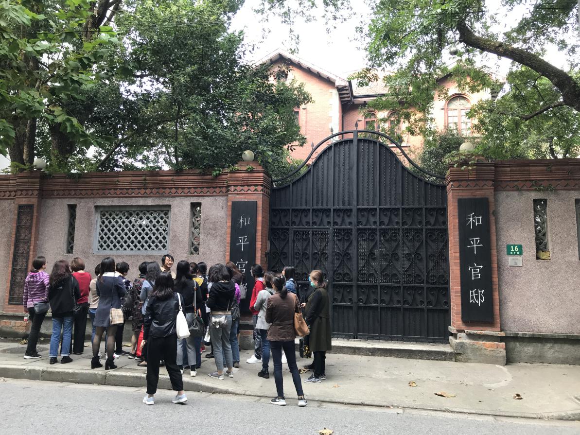 女教授、女干部听取老师讲解 女教授、女干部听取老师讲解