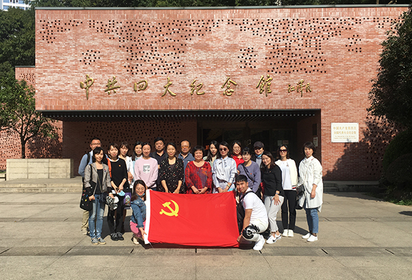 图为学习合影 图为学习合影