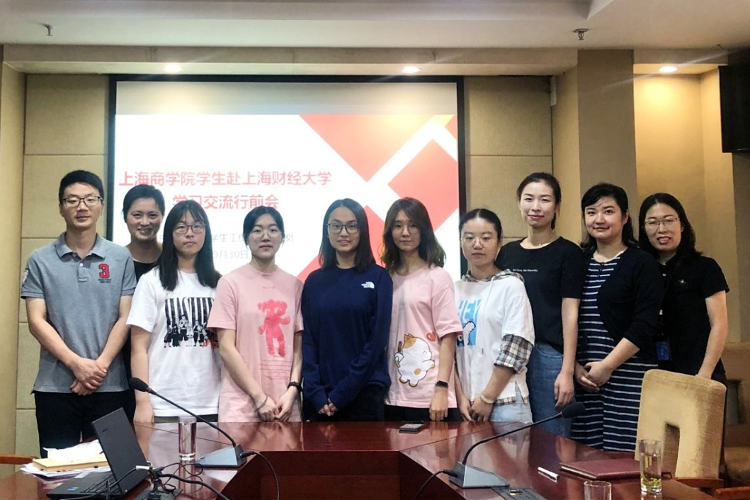 图为与会人员合影