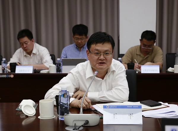 图为市教委主任王平对学校发展提出指导意见 图为市教委主任王平对学校发展提出指导意见