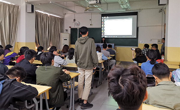 图为学生与企业互动现场 图为学生与企业互动现场