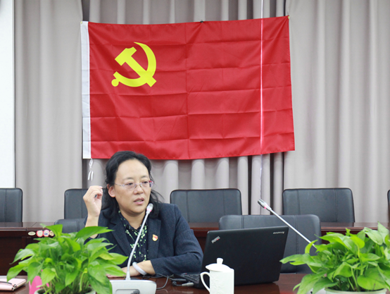 图为校党委副书记劳晓芸主讲“四史”学习教育专题党课 图为校党委副书记劳晓芸主讲“四史”学习教育专题党课