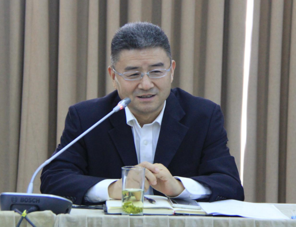 图为陈剑峰在会上讲话 图为陈剑峰在会上讲话