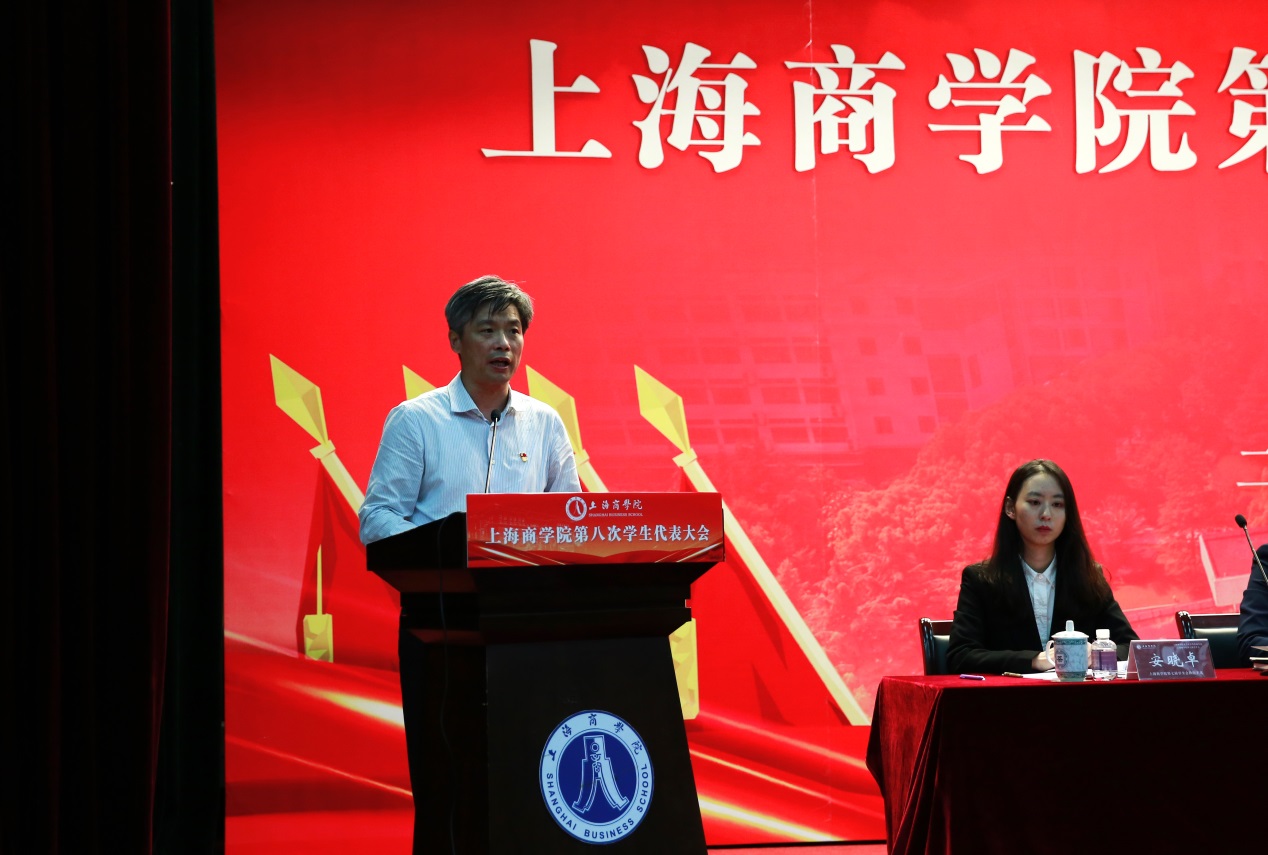 图为校长唐海燕发表重要讲话 图为校长唐海燕发表重要讲话