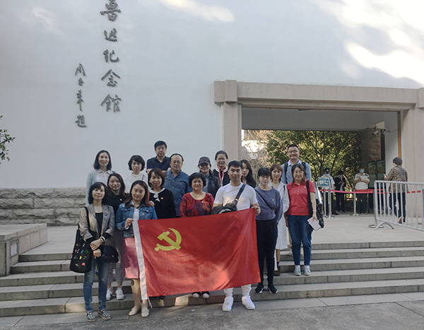 图为活动成员合影 图为活动成员合影