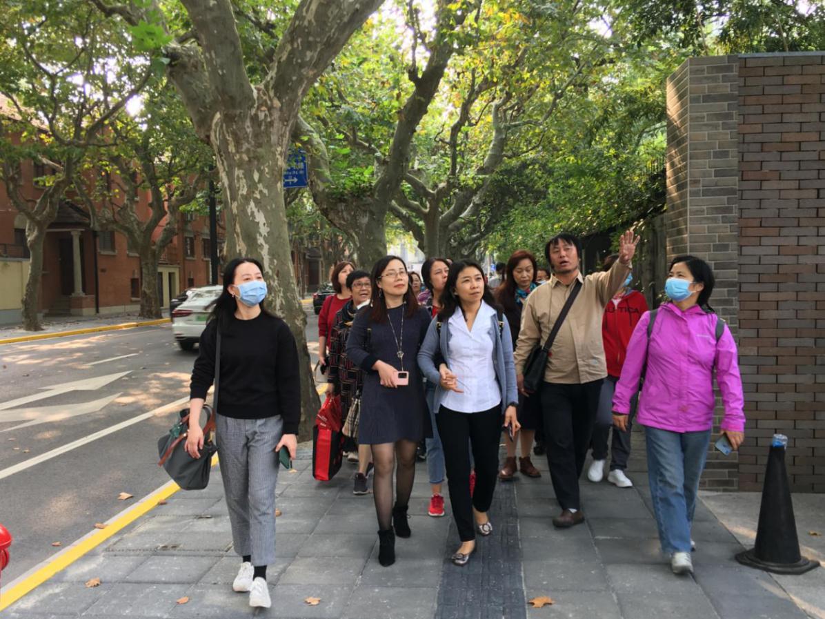 女教授、女干部听取老师讲解 女教授、女干部听取老师讲解