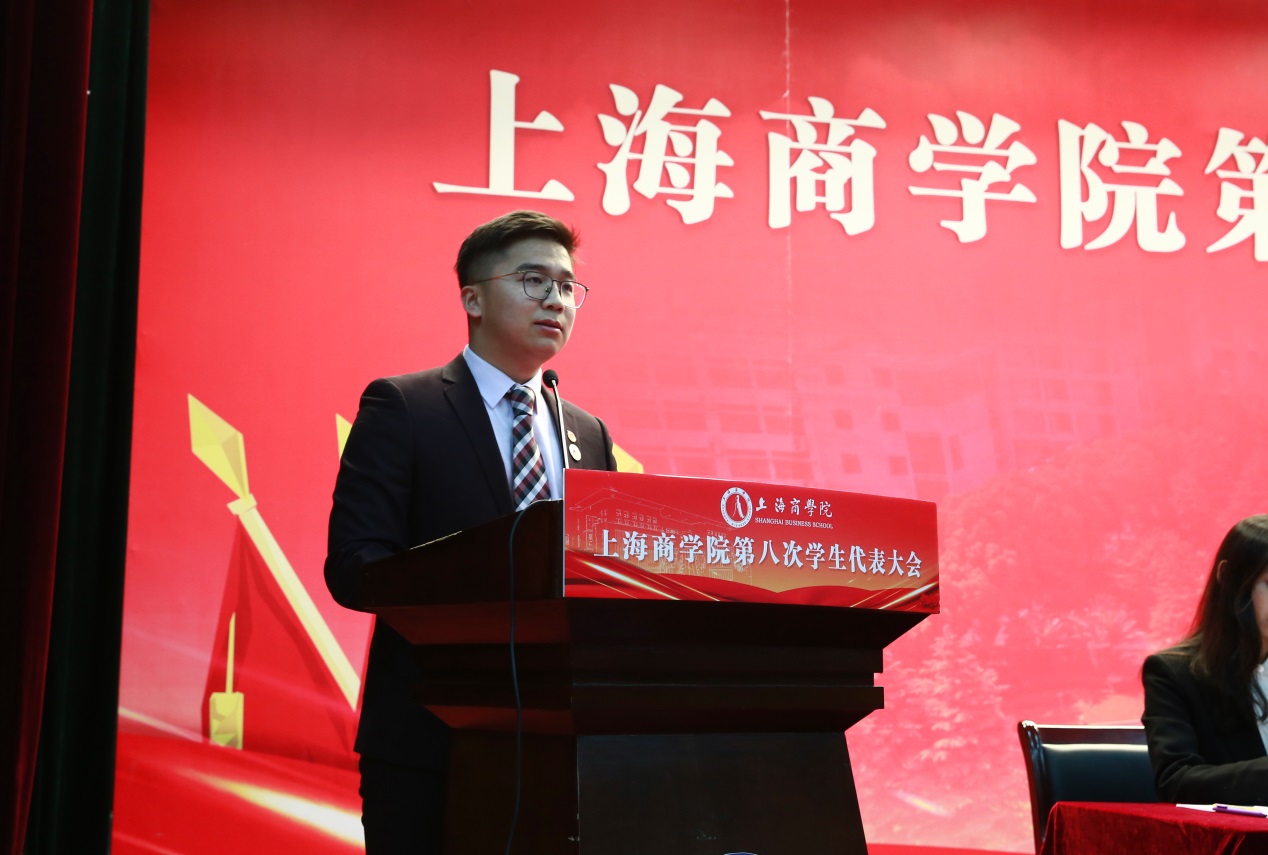 图为上海市学联驻会执行主席杨君宇向大会开幕式致辞 图为上海市学联驻会执行主席杨君宇向大会开幕式致辞