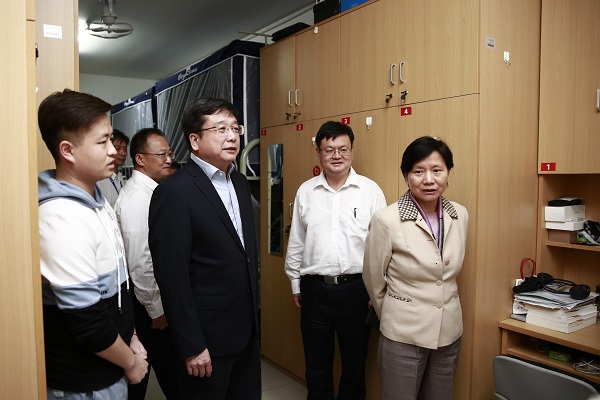 图为走访学生宿舍 图为走访学生宿舍