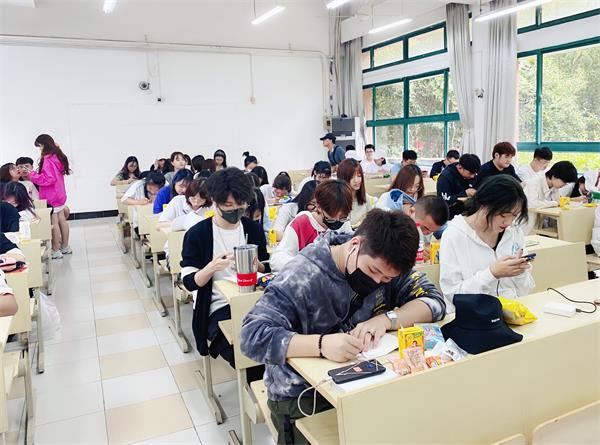 图为活动现场 图为活动现场